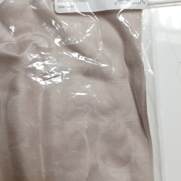 NWT Coach Signature Canvas Wrap in Oatmeal - Picture 3 of 6